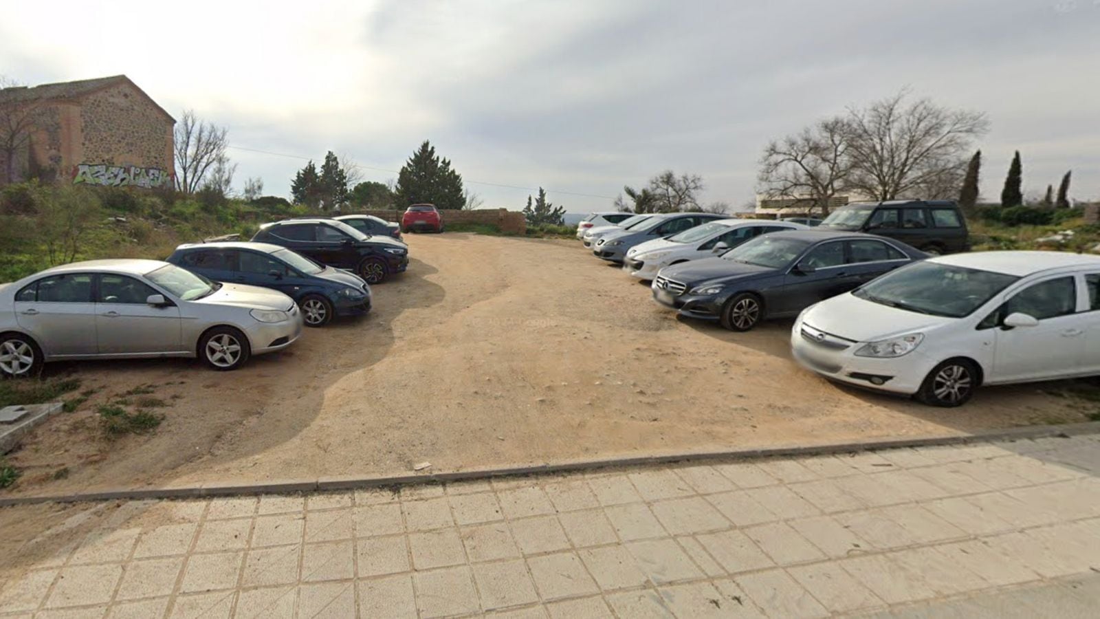 Aparcamiento junto al cementerio de Toledo