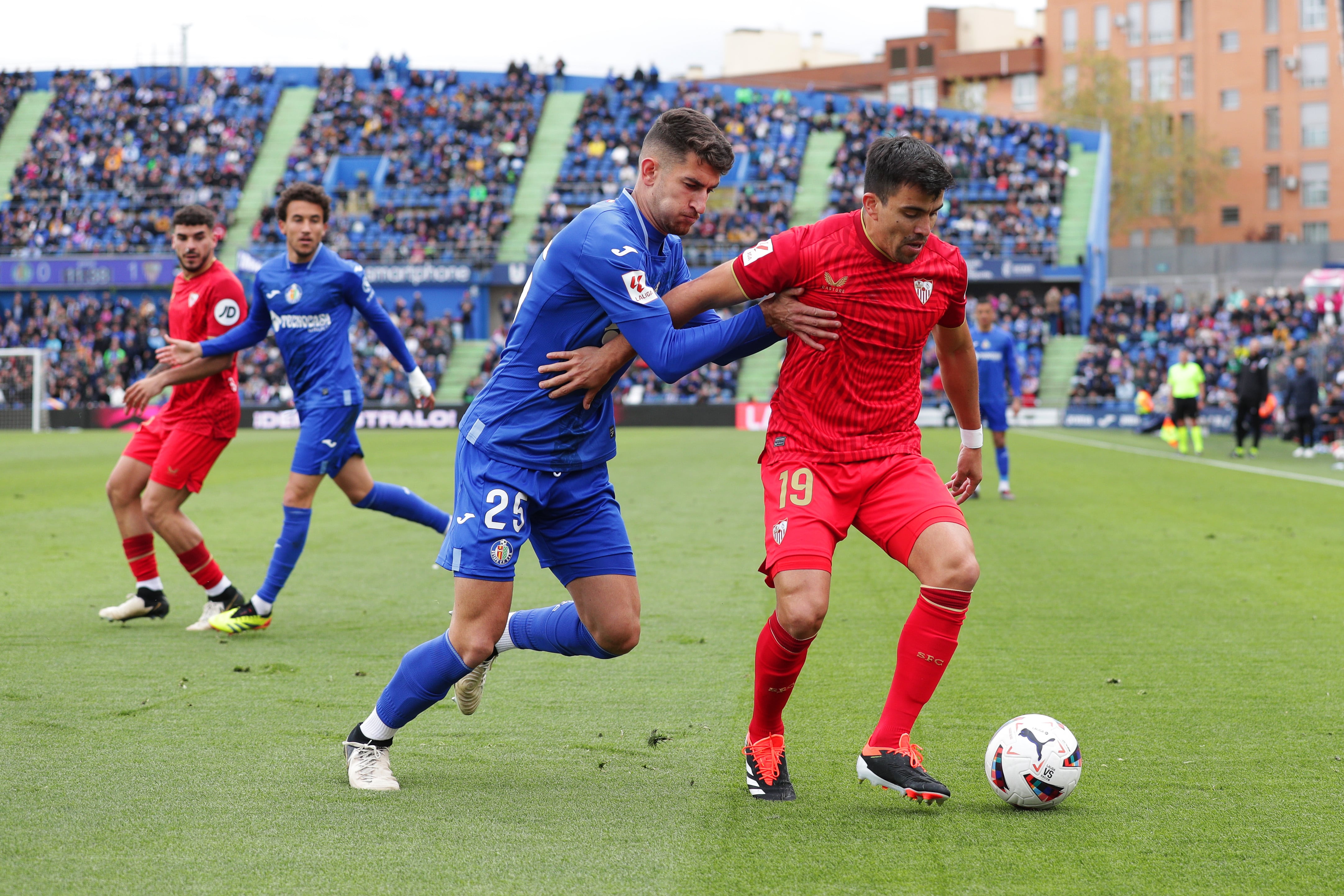 Yellu y Marcos Acuña disputan la posesión durante el Getafe-Sevilla. (Photo by Gonzalo Arroyo Moreno/Getty Images)