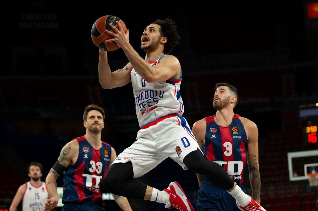 Larkin anota en su recital de 30 puntos contra Baskonia en el Buesa Arena.