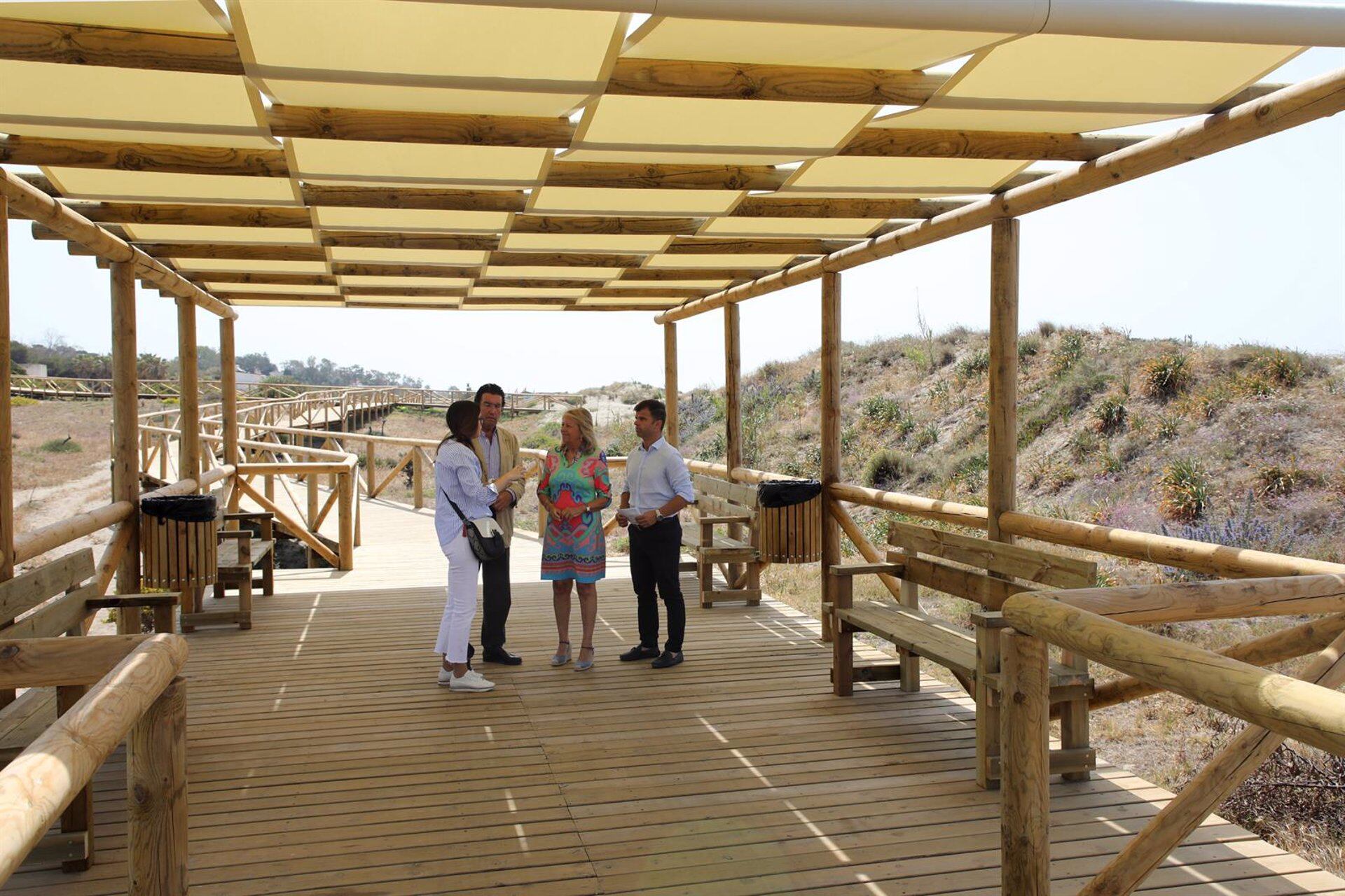 La alcaldesa, Ángeles Muñoz, ha visitado este lunes el lugar, acompañada del concejal de Medio Ambiente y Playas, Diego López.