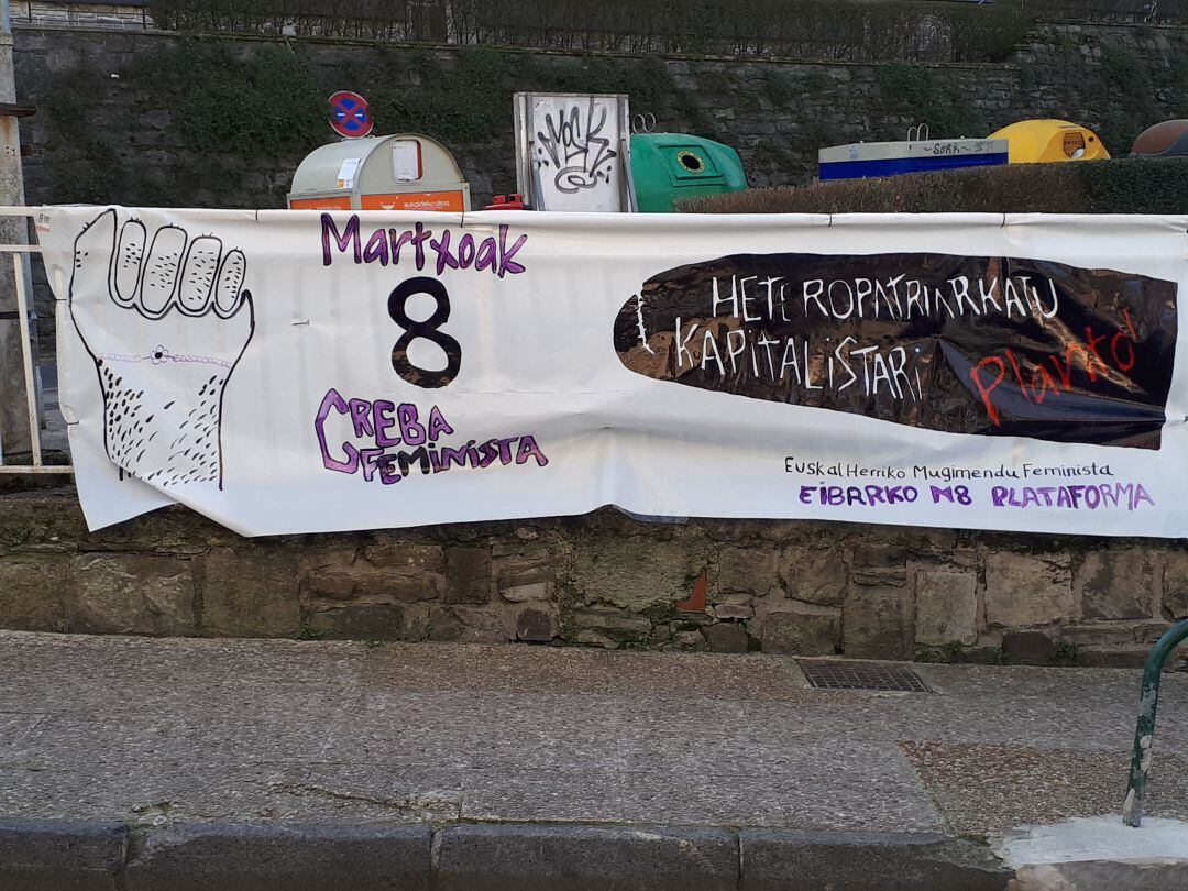 Una de las pancartas que llaman en Eibar a tomar parte en la huelga feminista del 8 de marzo