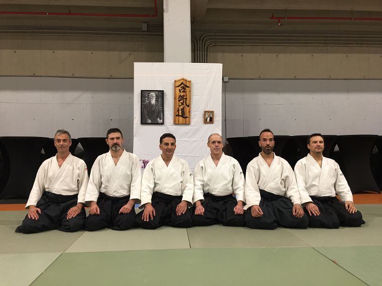 David Monerris (2n per l&#039;esquerra) i David Cortes (4t per l&#039;esquerra) amb la resta de membres del Club Aikido Alcoi Om a Saragossa