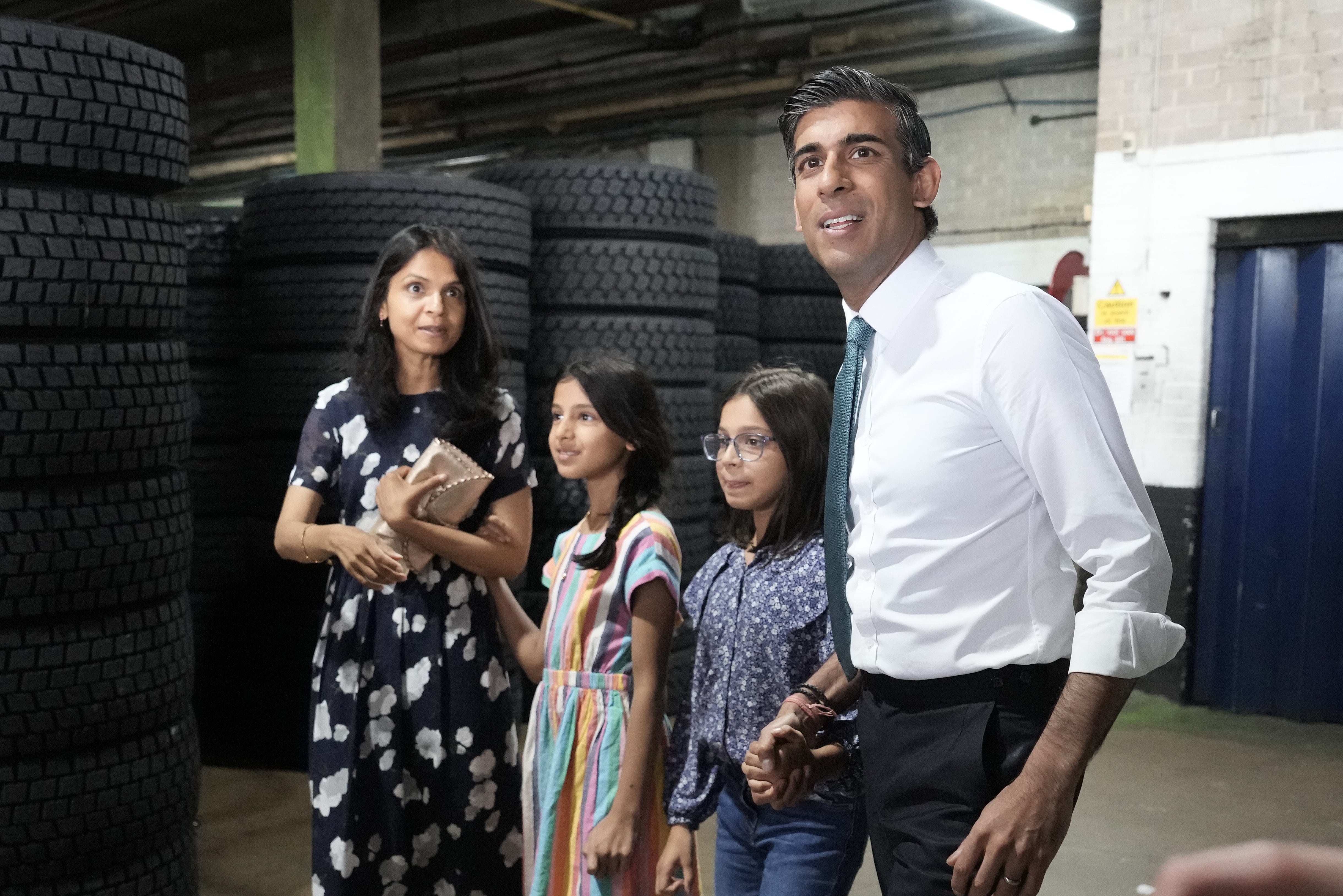 Rishi Sunak con sus hijas Krisna, Anoushka y su esposa Akshata Murthy después de pronunciar un discurso durante la campaña el 23 de julio de 2022 en Grantham, Inglaterra