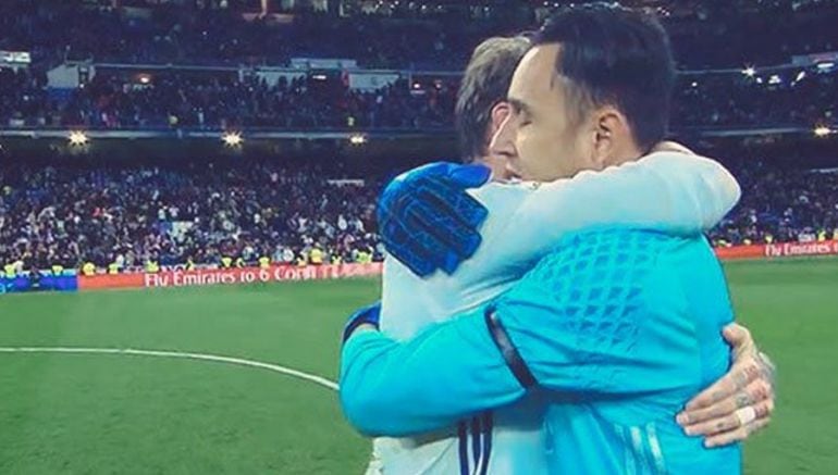 Sergio Ramos abraza a Navas al término del partido en el Santiago Bernabéu