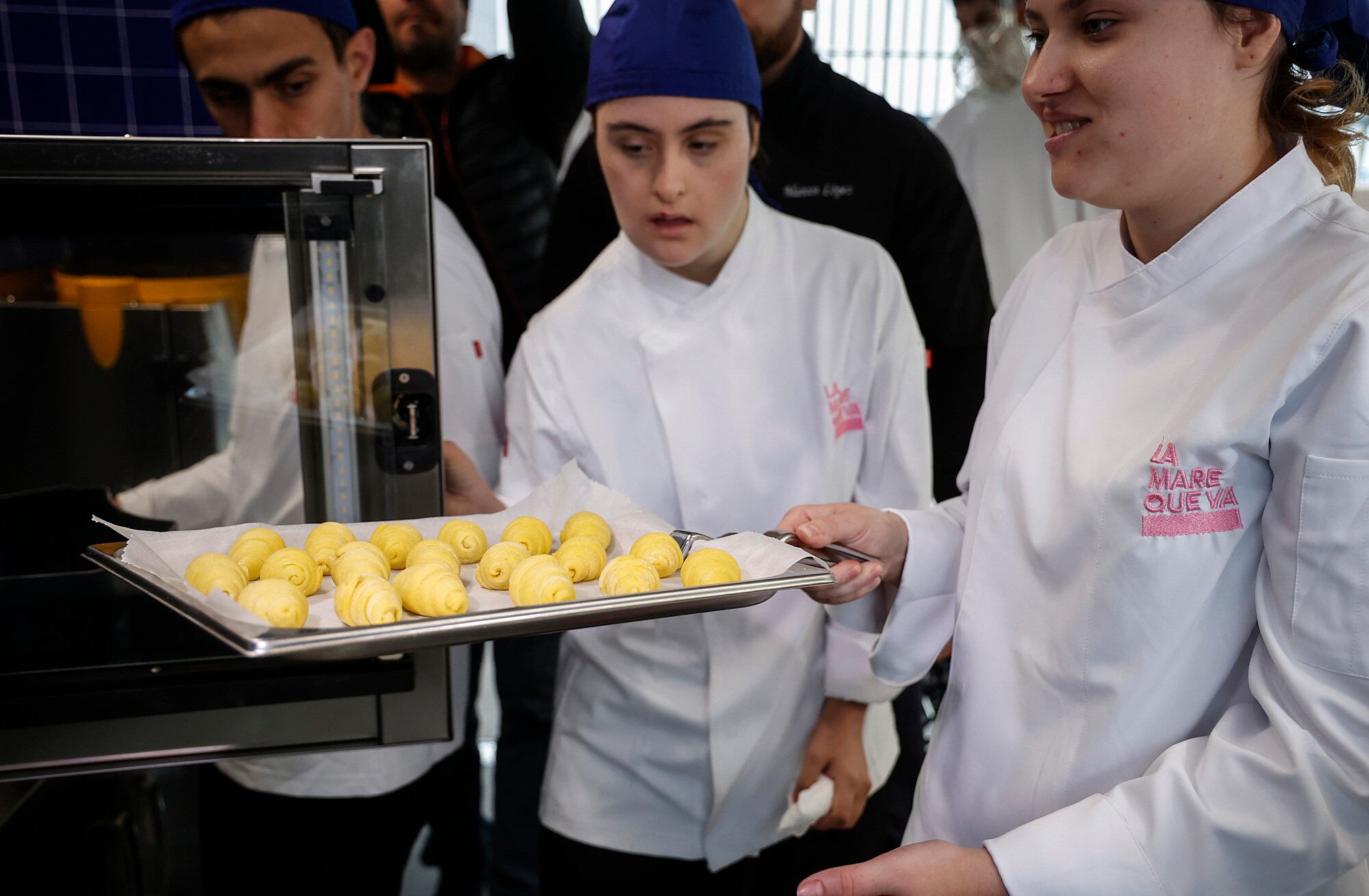 Varios alumnos cocinan en el nuevo centro de formación en hostelería y turismo para personas con síndrome de Down y discapacidad intelectual en La Mare Que Va, en Valencia, a 8 de noviembre de 2023, en València, Comunidad Valenciana (España). Asindown y Gourmet Catering & Espacios son los responsables de crear este lugar que ofrece un espacio sostenible y respetuoso con el medio ambiente, donde se fomente la gastronomía valenciana y los productos de proximidad y temporada. Ricard Camarena y Begoña Rodrigo son los dos primeros embajadores oficiales del proyecto.
08 NOVIEMBRE 2023;PRESENTACIÓN;FORMACIÓN;DISCAPACIDAD
Rober Solsona / Europa Press
08/11/2023