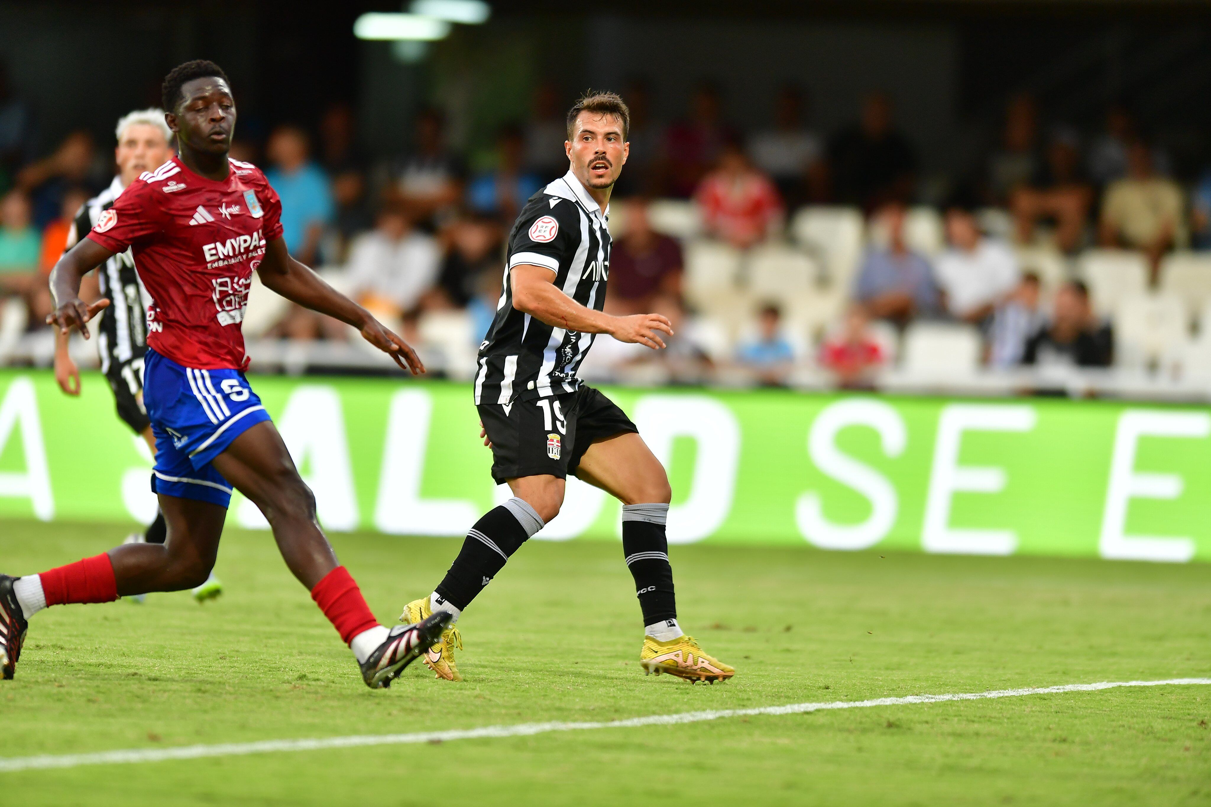 Chiki mira al línea tras anotar el segundo gol del partido