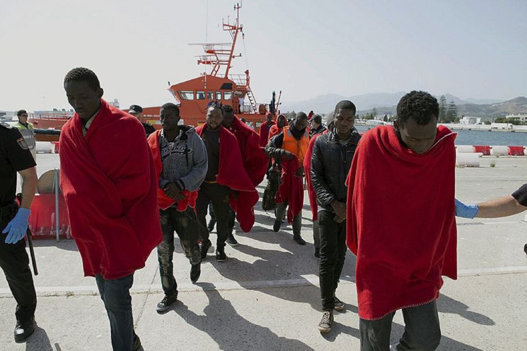 Llegada de inmigrantes al puerto de Motril