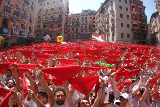 Miles de personas festejan con sus pañuelos alzados el inicio de las fiestas de San Fermnin 2015.
