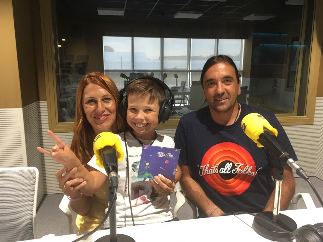 Yolanda, Juan y el pequeño Álvaro presentando el proyecto Tea&rock en Radio Castellón