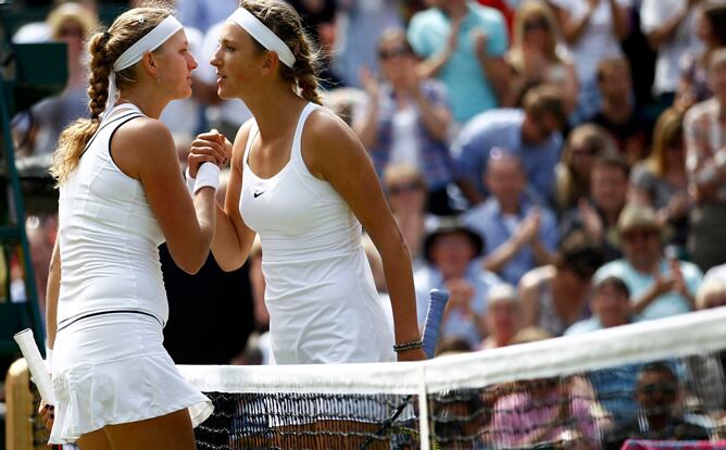 La checa Petra Kvitova saluda a su rival bielorrusa Victoria Azarenka tras imponerse en la primera semifinal del cuadro femenino