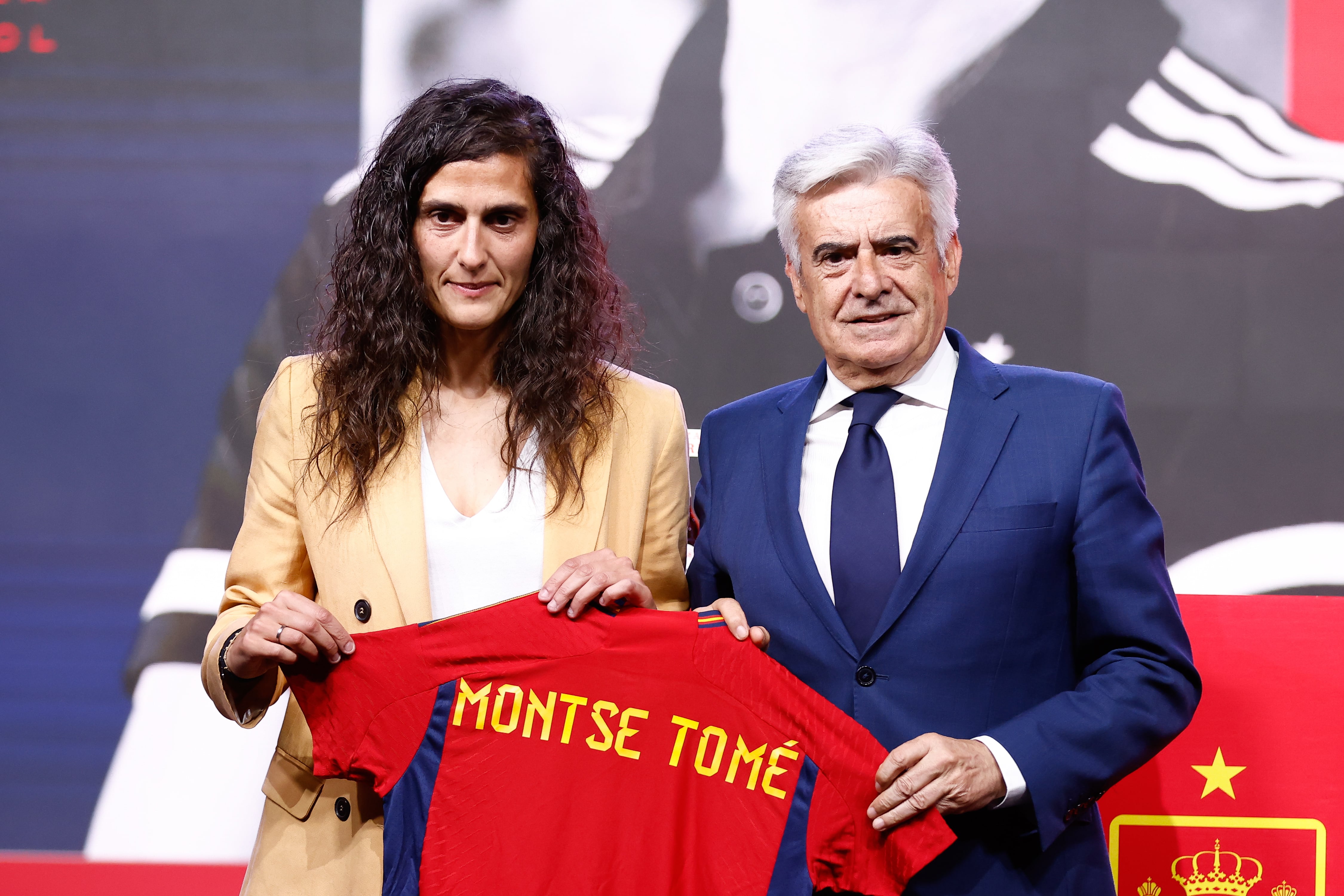 Pedro Rocha y Montse Tome, durante la presentación de la nueva seleccionadora (Oscar J. Barroso / AFP7 via Getty Images).