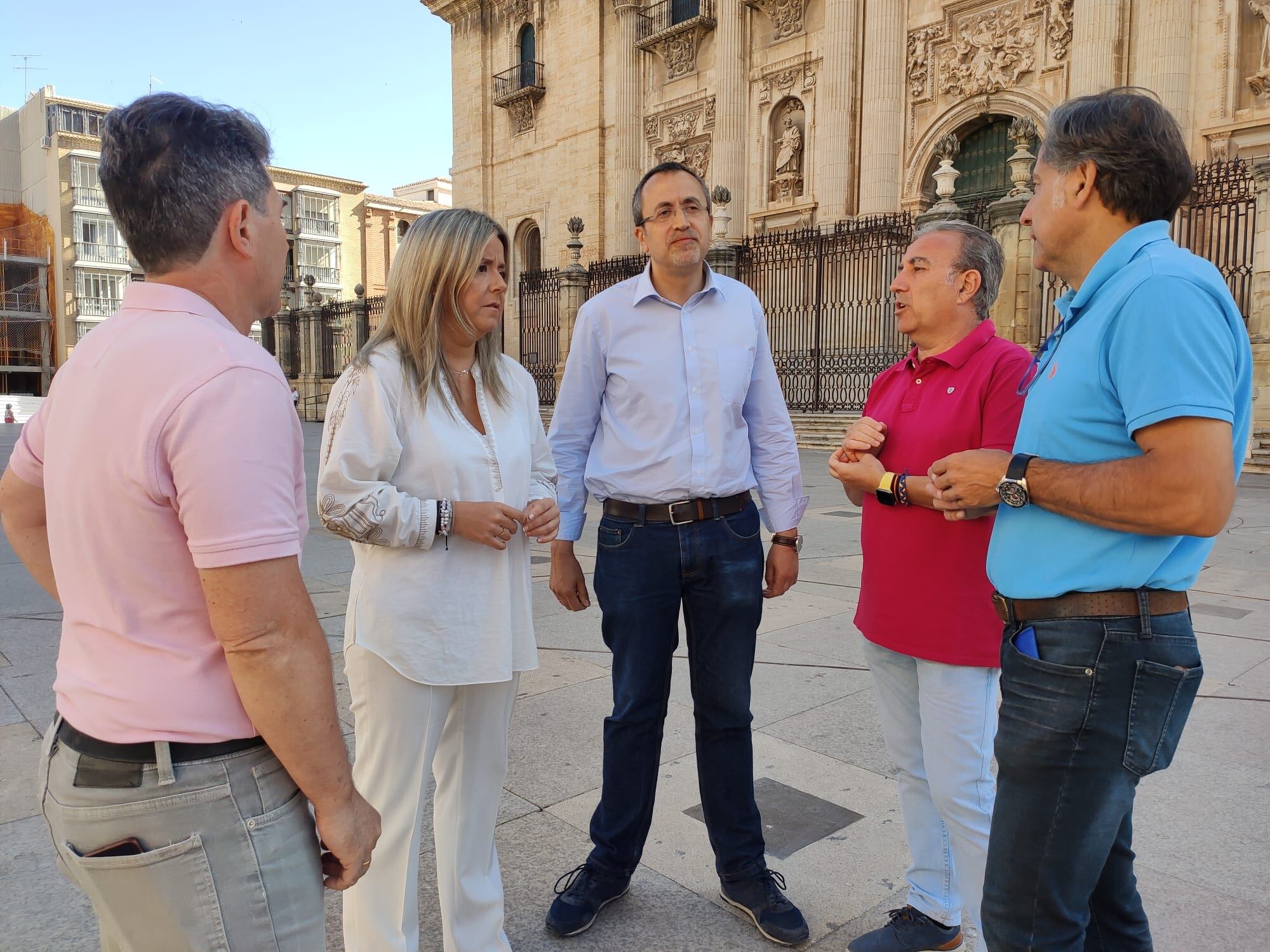 Manuel Bonilla, candidato del PP (en el centro de la imagen), junto a la también candidata Elena González y otros miembros del PP jiennense