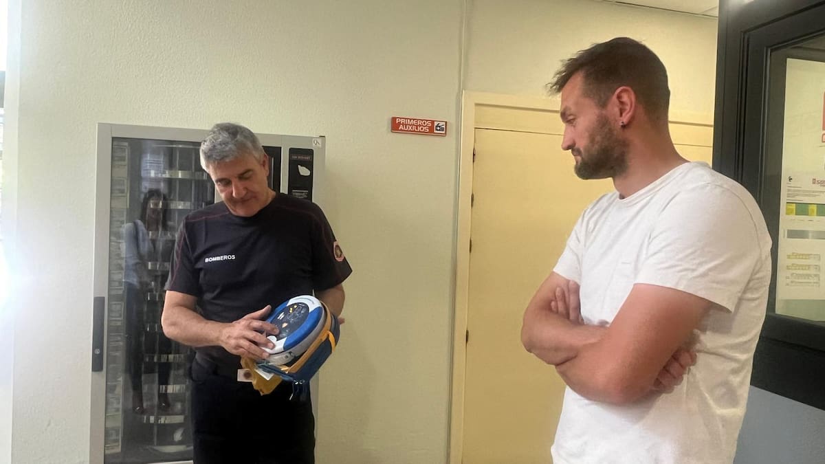 Agustín Viana, jefe del Parque de Bomberos de Soria, explica dónde están ubicados los desfibriladores de Soria