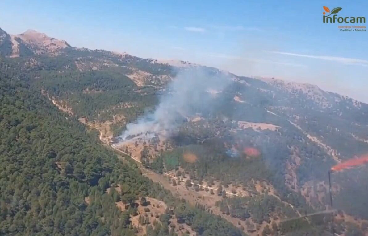 Imagen del incendio declarado en la pedanía Cortijo de Tortas de Paterna del Madera (Albacete)