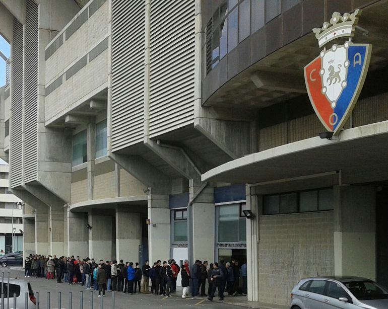 Colas en El Sadar para retirar las entradas gratuitas para los socios de cara al partido del sábado santo ante el Tenerife