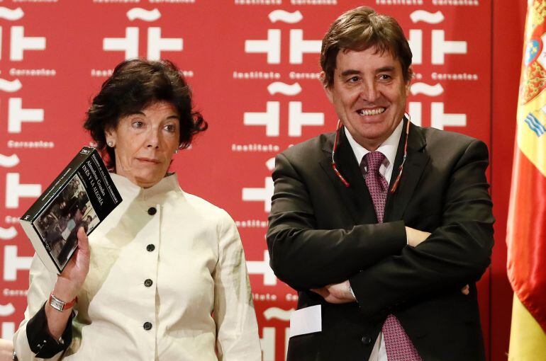 La ministra de Educación, Isabel Celaá, sostiene un libro escrito por Almudenas Grandes, pareja de Luis García Montero, durante el acto de toma de posesión de García Montero de su nuevo cargo como director del Instituto Cervantes.