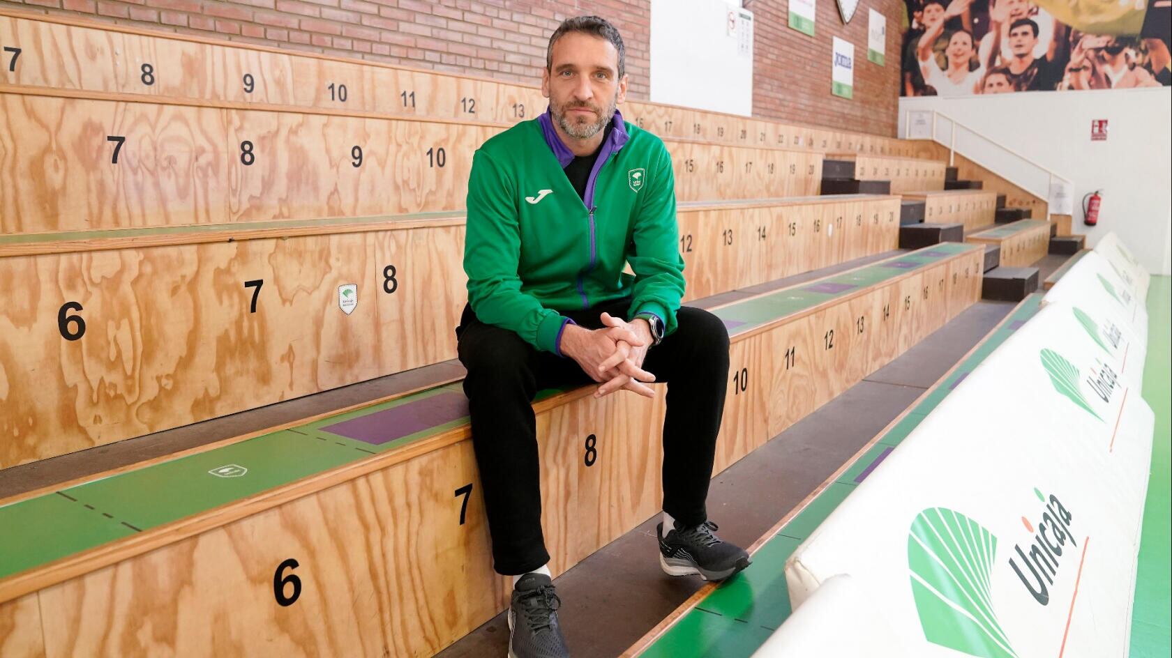 Ibon Navarro, en la grada de la pista de Los Guindos