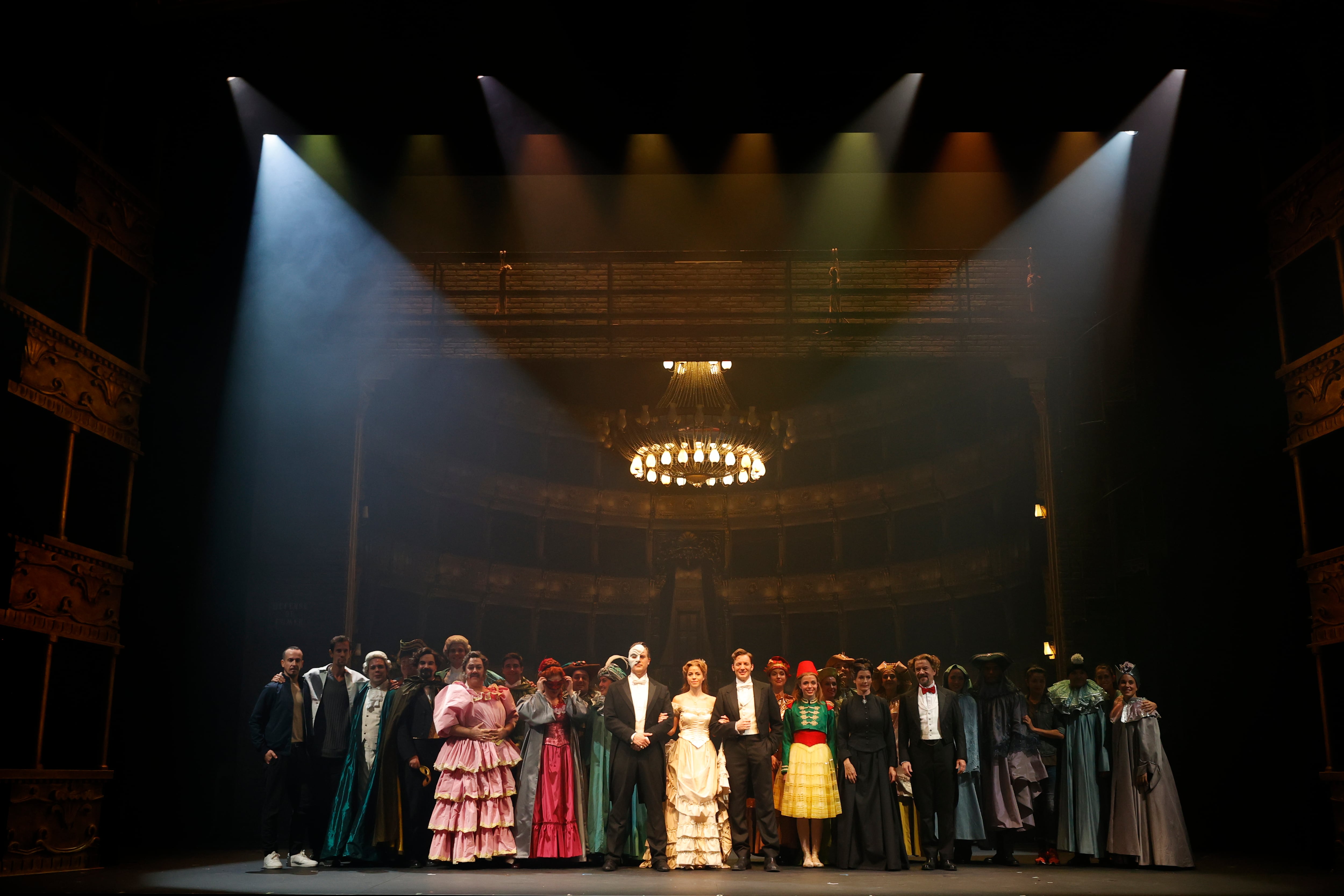 Elenco de &quot;El fantasma de la ópera&quot; en el Teatro Albéniz de Madrid.  EFE/ Javier Lizón