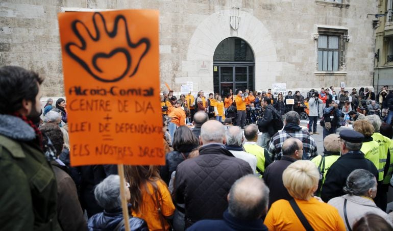 Plataformas y colectivos de discapacitados y dependientes se concentran ante el Palau de la Generalitat para denunciar los cumplimientos en la aplicación de ley de la Dependencia.