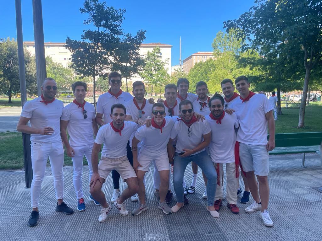 Un gran grup d'ontinyentins després del 'encierro' del dissabte