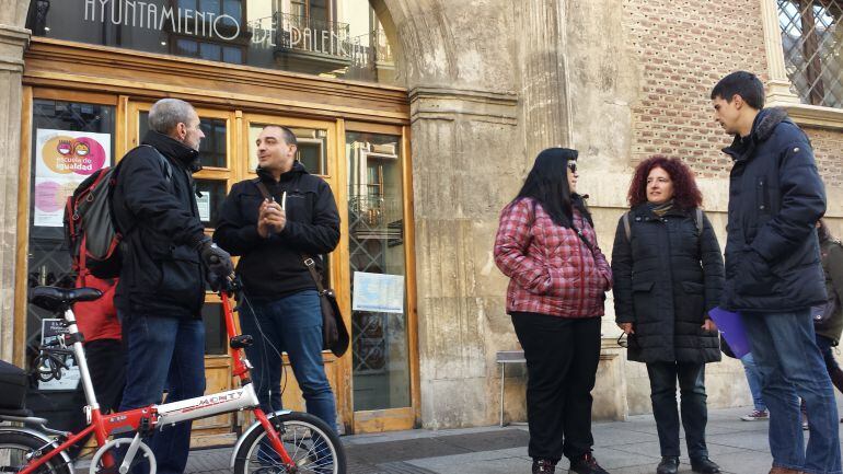 Representantes de Ganemos Palencia momentos antes de registrar su recurso de reposición.