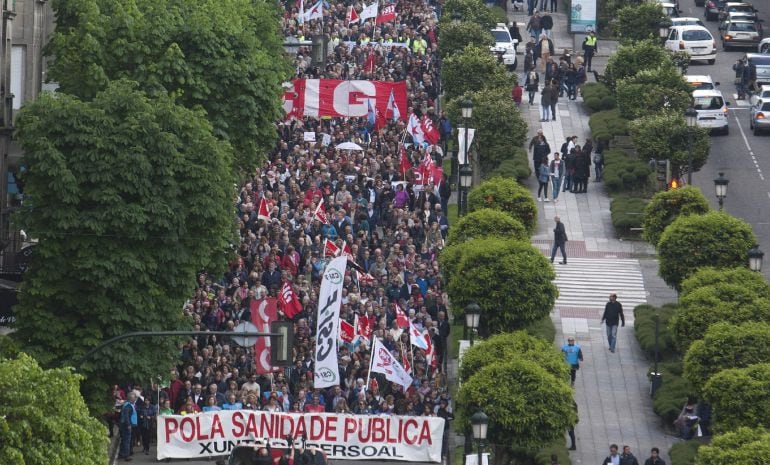 Centenares de personas se han manifestado en Vigo a favor de la sanidad pública y en contra de la privatización del Hospital Alvaro Cunqueiro de esta capital