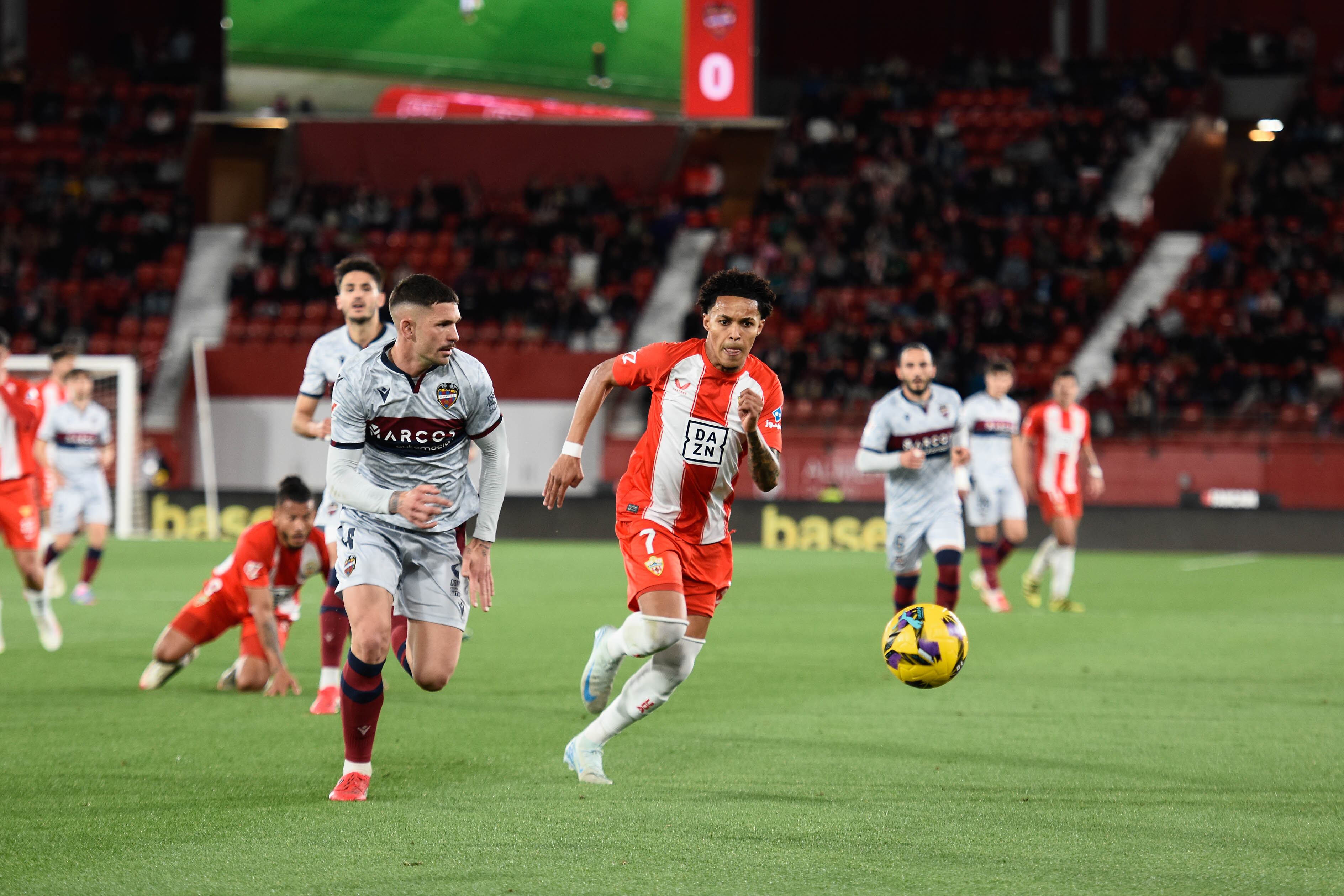 Lázaro aplicado e implicado en ayudar al Almería.