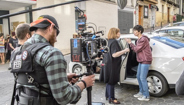 Paz Vega grabando una secuencia en una parada de taxis en Benidorm