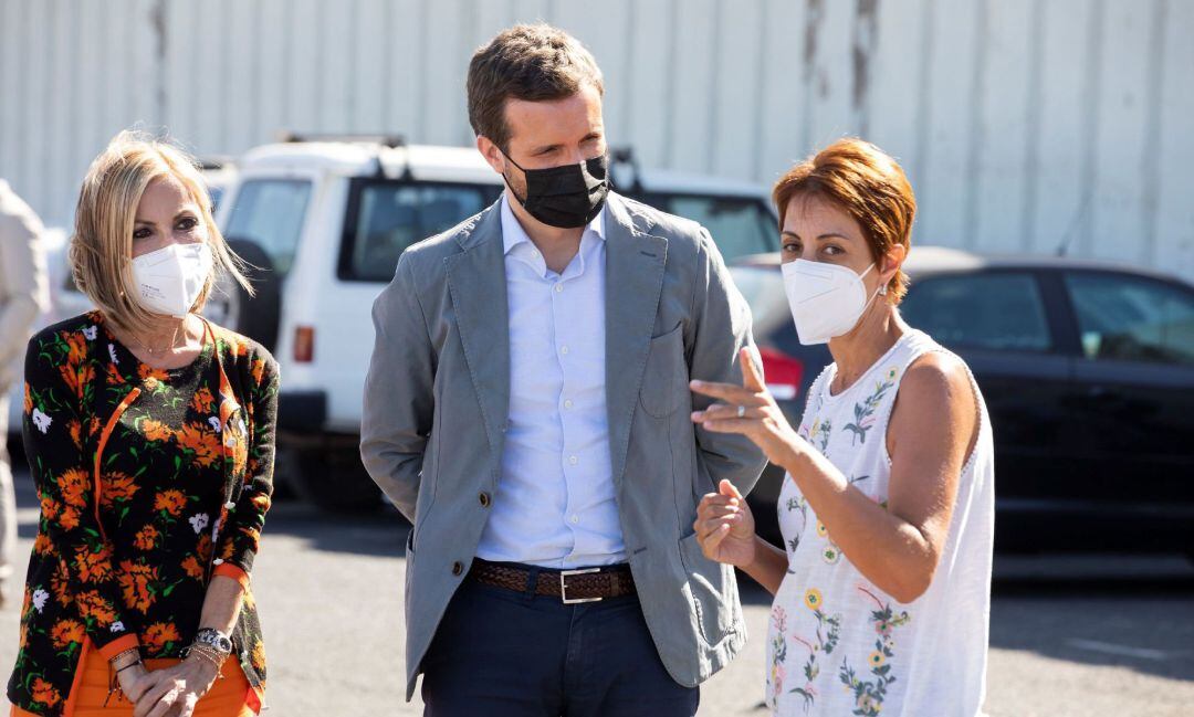 El presidente del Partido Popular, Pablo Casado, que este sábado se ha acercado el muelle de Arguineguín.