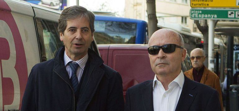 El cuñado del expresidente de las Islas Baleares, Jaume Matas, Fernando Areal (d), junto a su abogado.