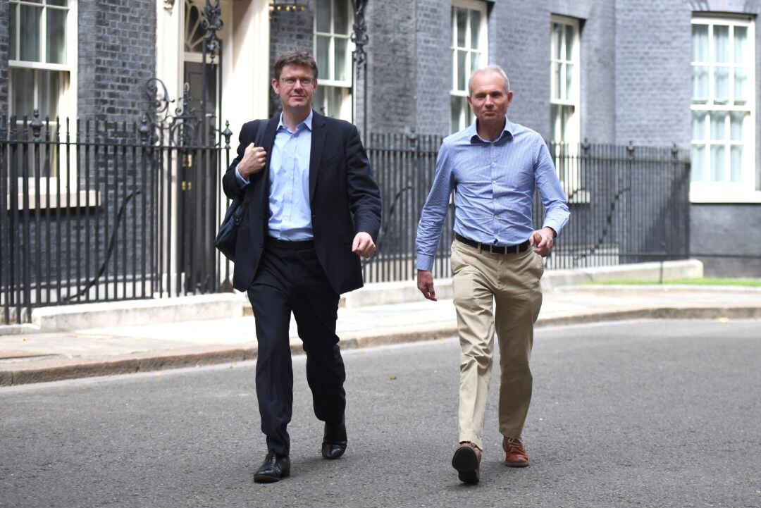 Los ministros Greg Clark y David Lidington llegan a Downing Street para una reunión en la que valorar medidas sobre la crisis con Irán este sábado.