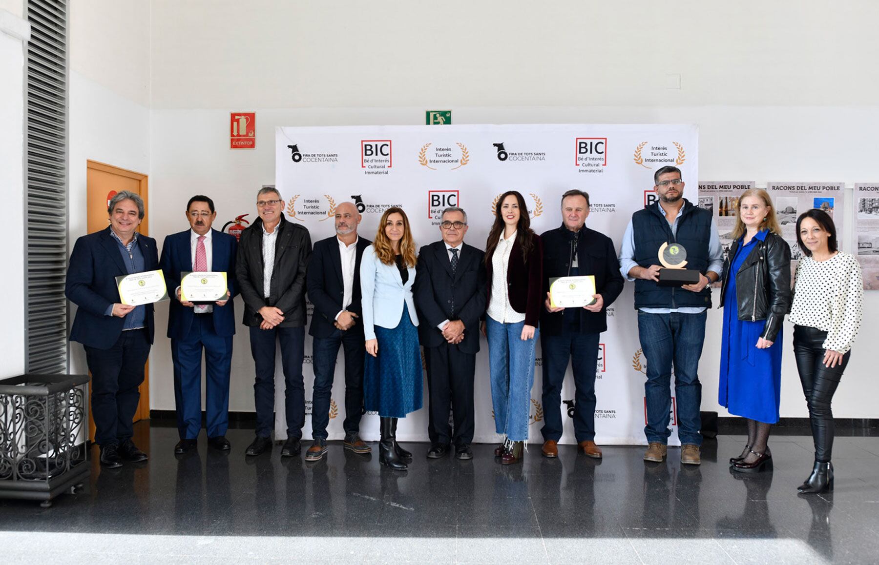 Foto de familia de autoridades y premiados en la tercera edición del concurso AOVE Forum Internacional Fira de Tots Sants