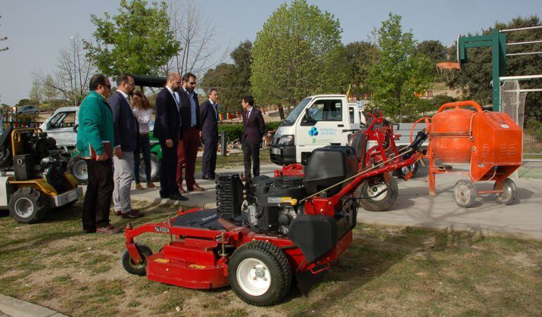 El alcalde, Jorge García, ha presentado la nueva flota de vehículos y maquinaria del Servicio de Mantenimiento de Parques, Jardines y Zonas Verdes