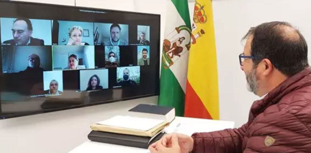 Juan Ávila en videoconferencia con secretarios de las agrupaciones de los distritos.