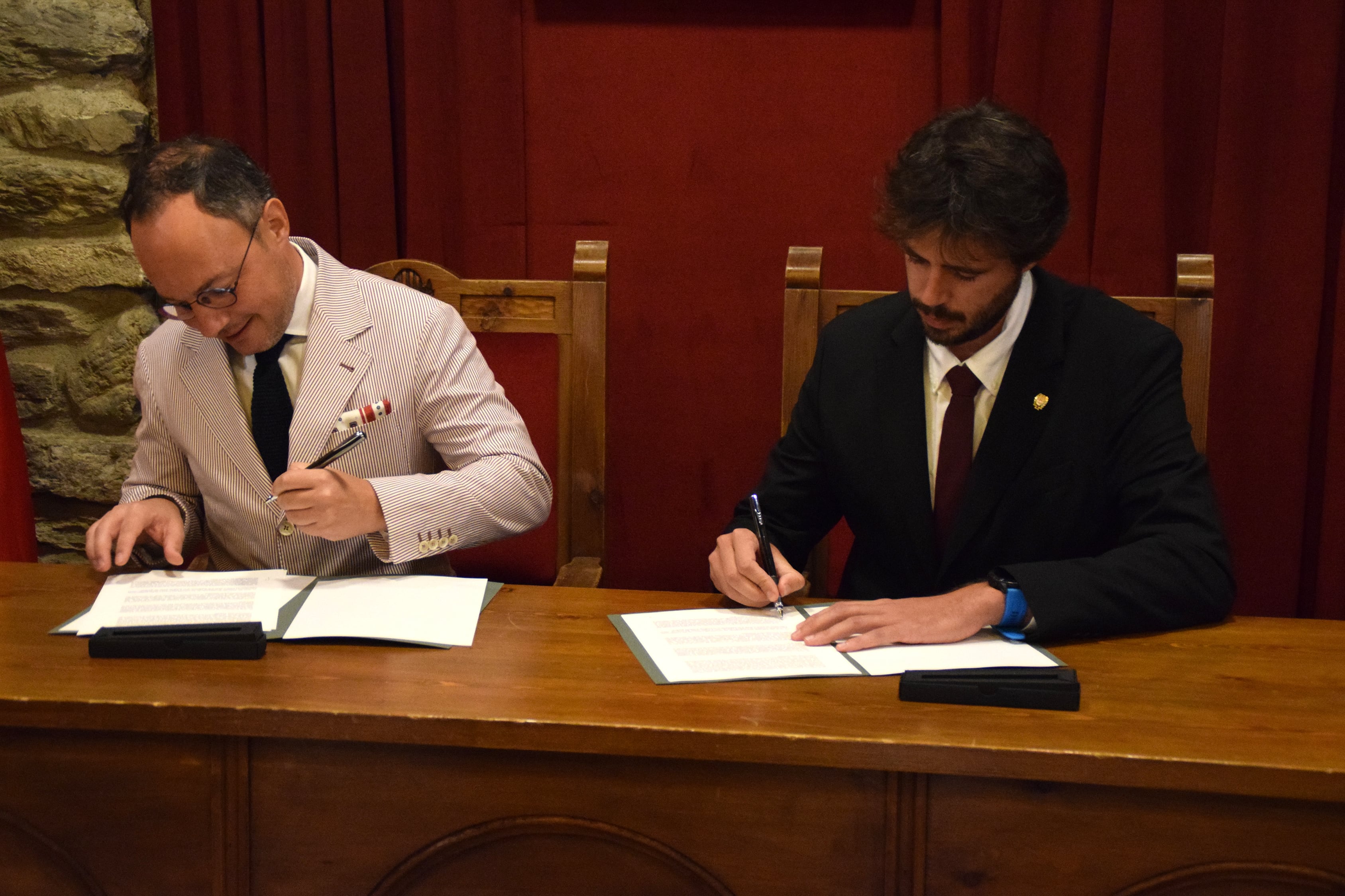 Signatura del conveni dels pisos tutelats de Sant Julià de Lòria.