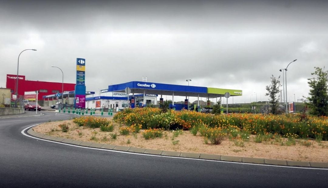 Gasolinera de Carrefour en Segovia, junto al Centro Comercial Luz de Castilla