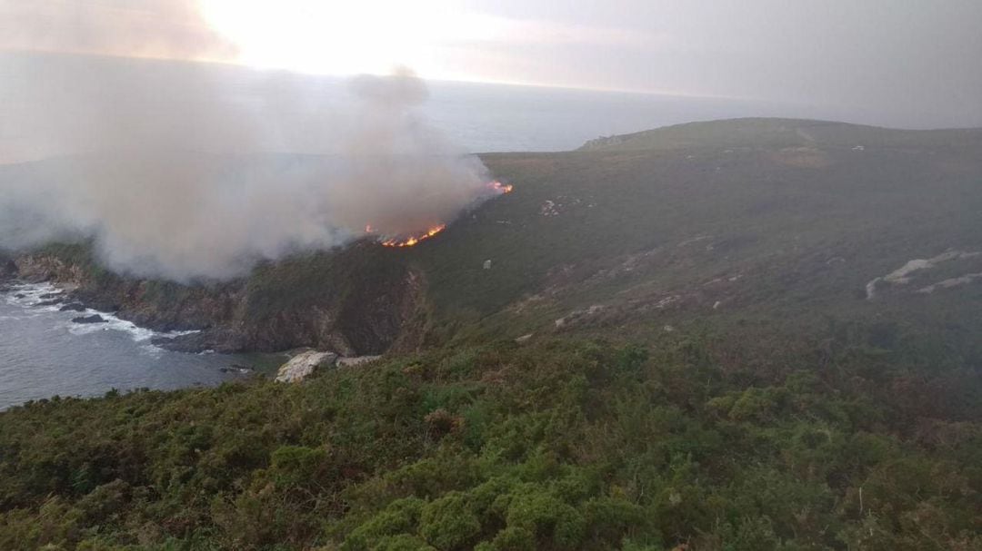 Un rayo provoca un incendio en Ons