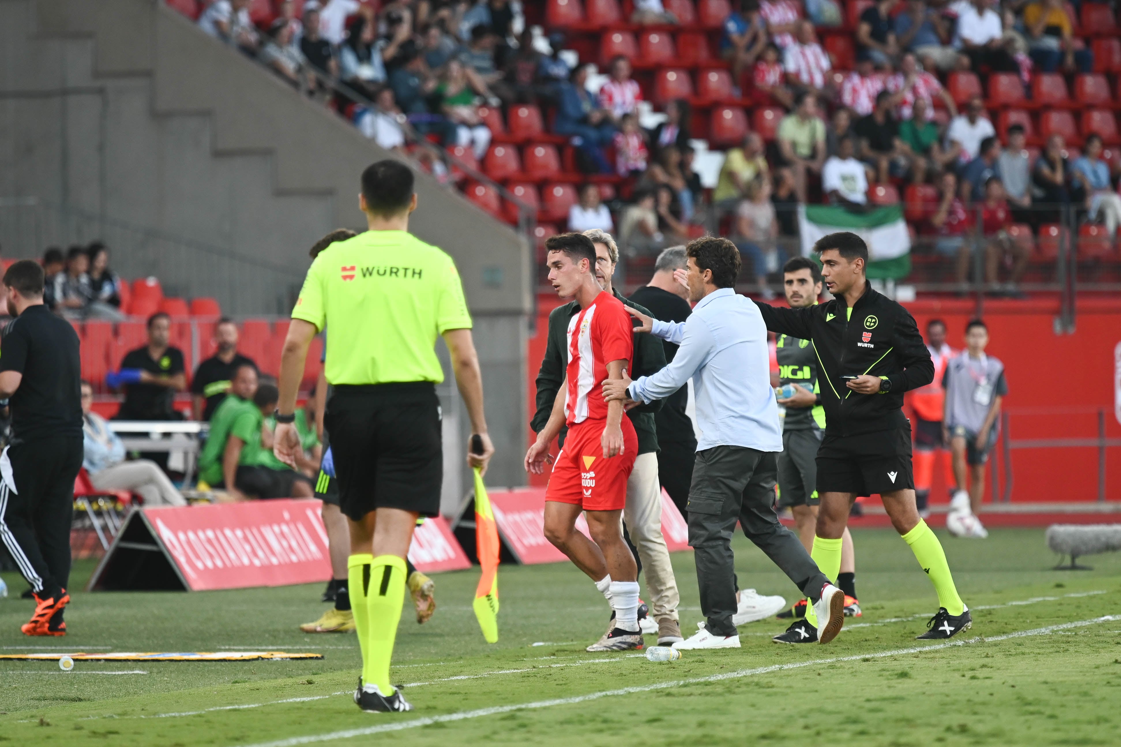 Arribas camino del vestuario tras ver su primera roja con el Almería.