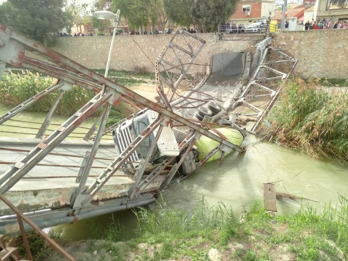 Cae una hormigonera al río tras desplomarse un puente en Beniel