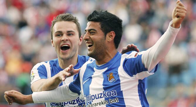 El delantero mexicano de la Real Sociedad, Carlos Vela celebra la consecución del gol de su equipo ante el Atlético de Madrid, durante el partido de Liga disputado el 2 de mayo de 2012, por ambos equipos en el estadio Vicente Calderón