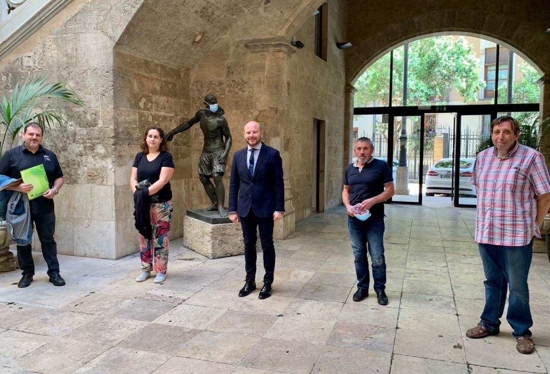 El president de la Diputació, Gaspar, al costat dels representants dels floristes valencians