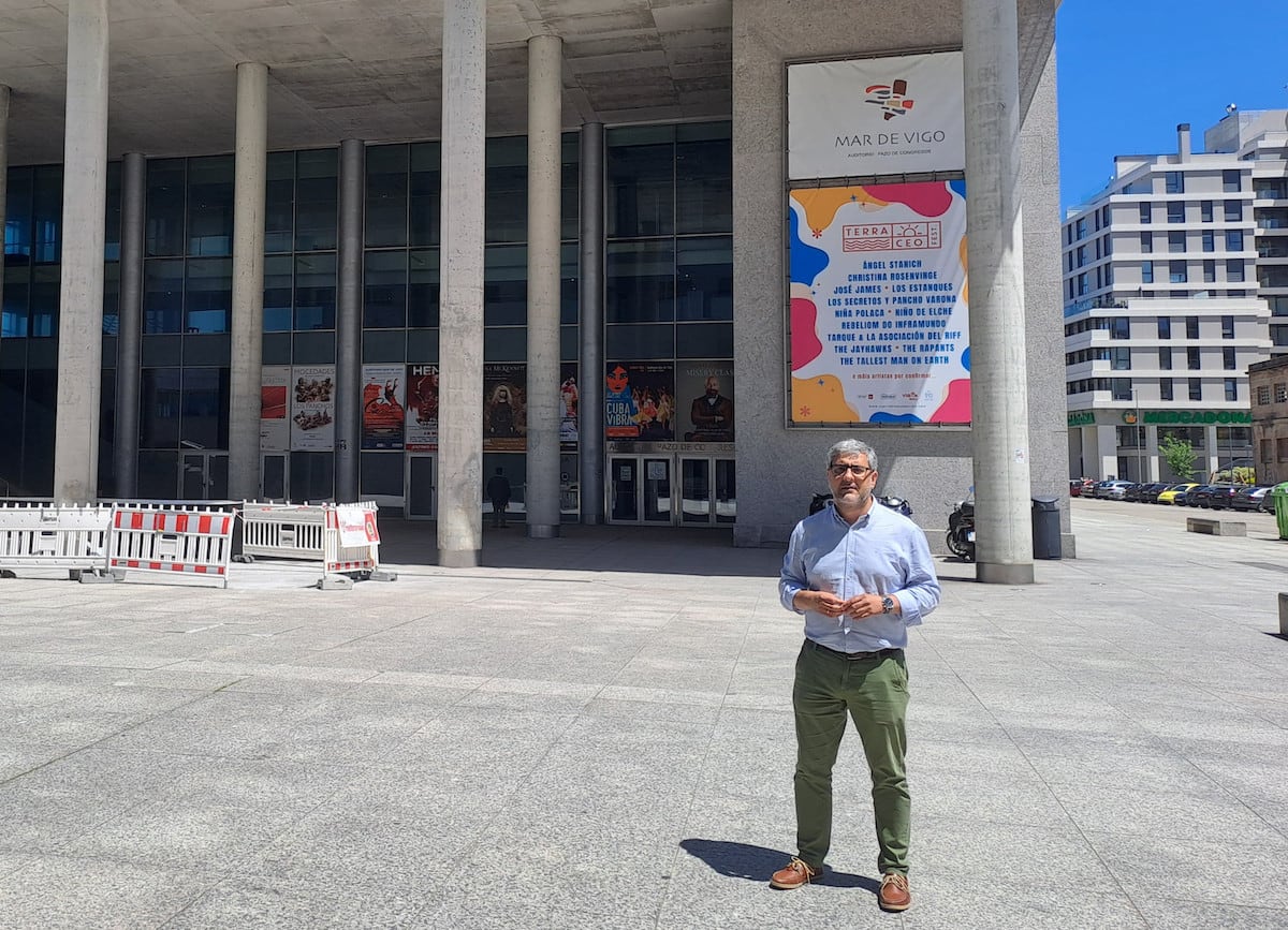 Miguel Martín, concejal del PP de Vigo, delante del Auditorio Mar de Vigo
