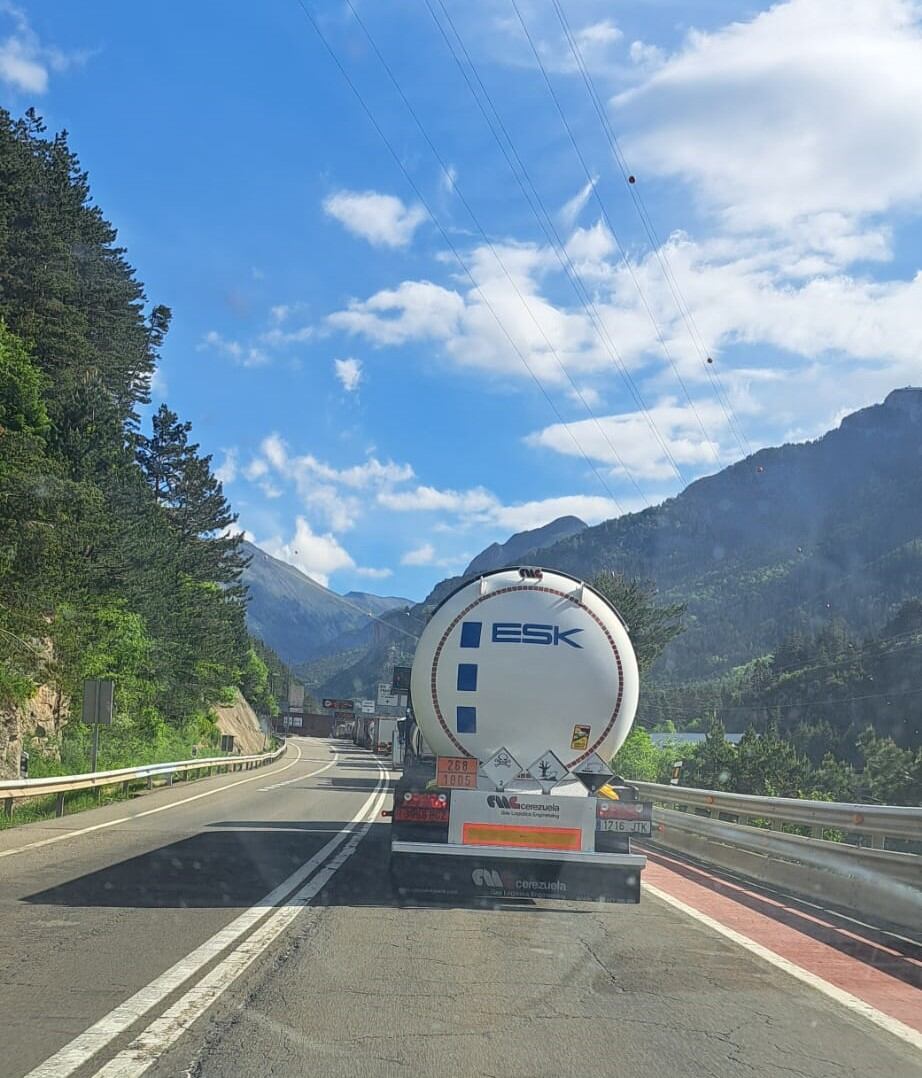 A las 10 horas de este martes reabría el tráfico, con atasco a las puertas del túnel de Somport