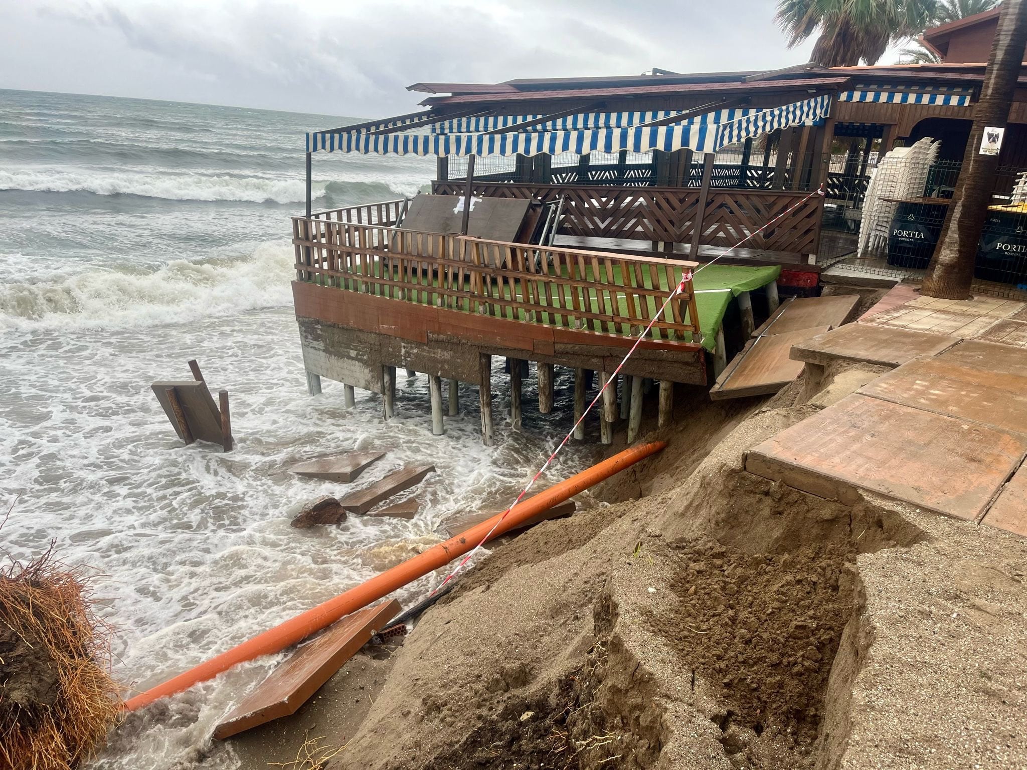 Daños en la playa de El Bombo de Mijas