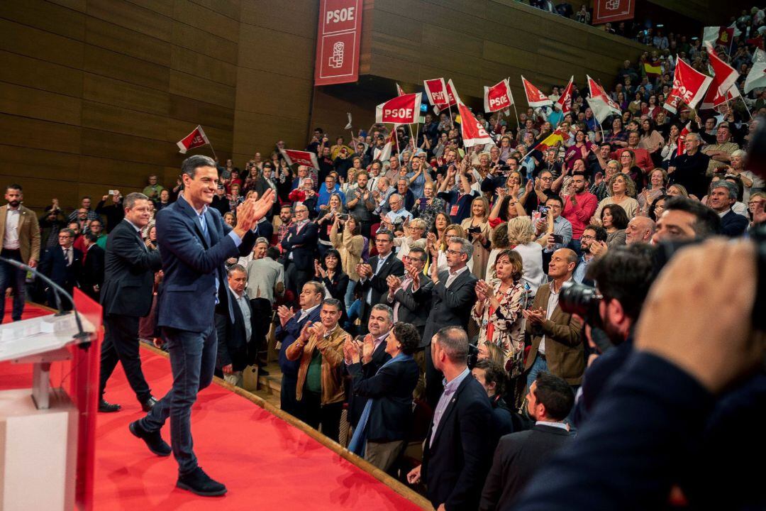 El secretario general del PSOE y presidente del Gobierno, Pedro Sánchez, participa en un acto de precampaña junto al presidente de Castilla La Mancha, Emiliano García Page que ha tenido lugar esta tarde en Toledo. EFE - Ismael Herrero