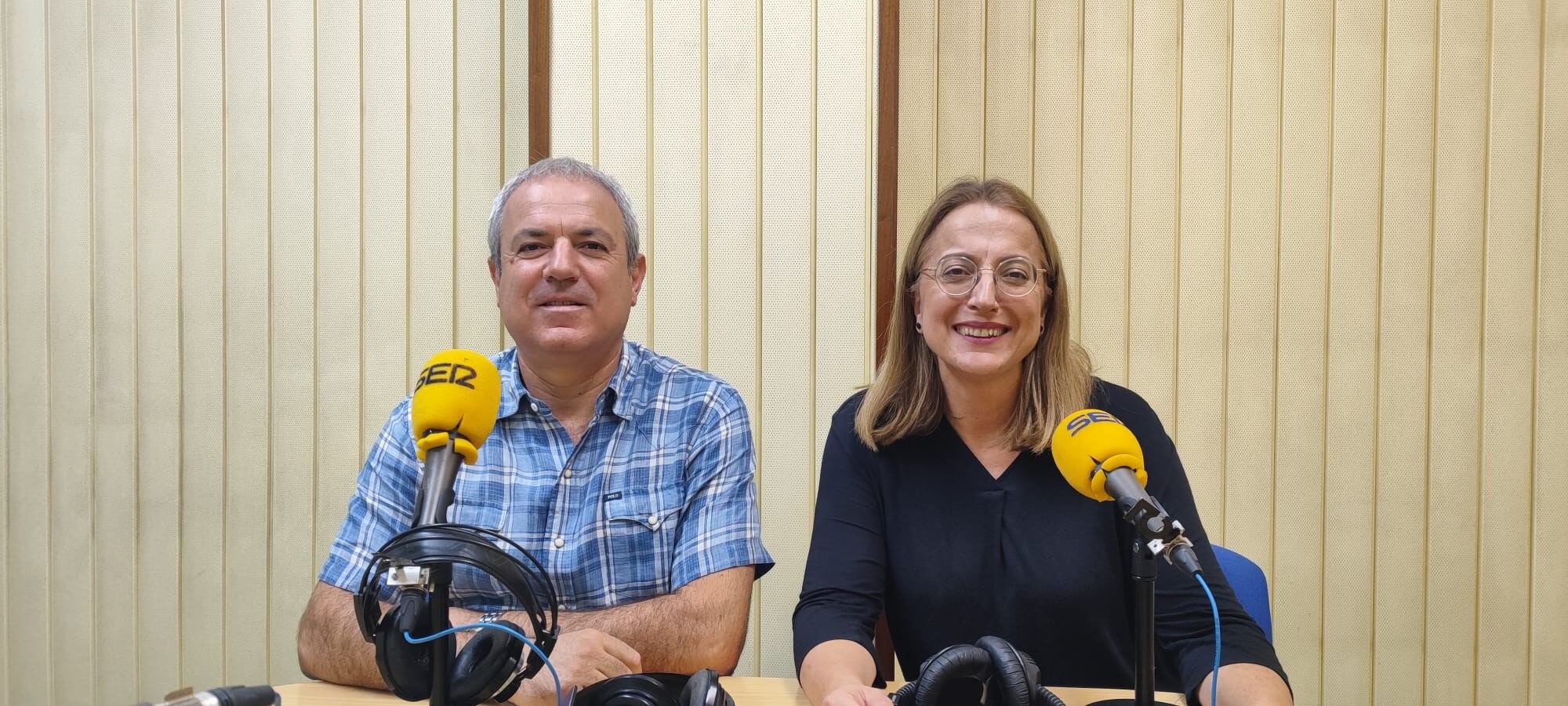 El presidente de la DOP Somontano Francisco Berroy y la directora de comunicación Eli Río en los estudios de Ser Aragón Oriental