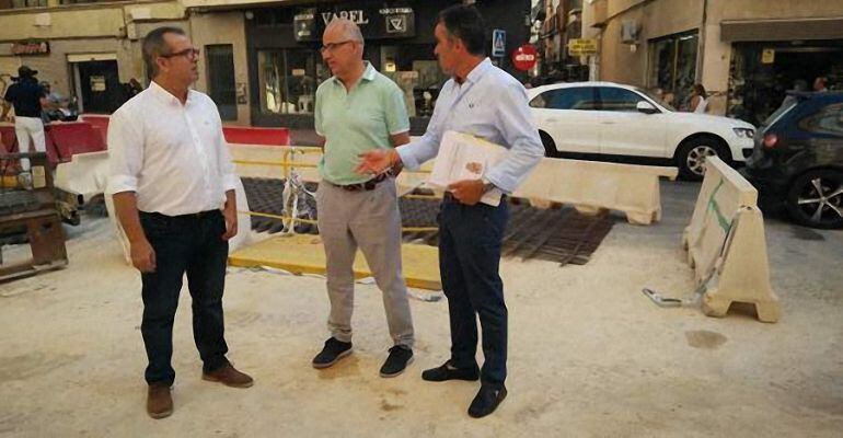 El concejal Juan José Jódar, primero por la derecha, visita las obras de la calle Doctor Eduardo Arroyo.