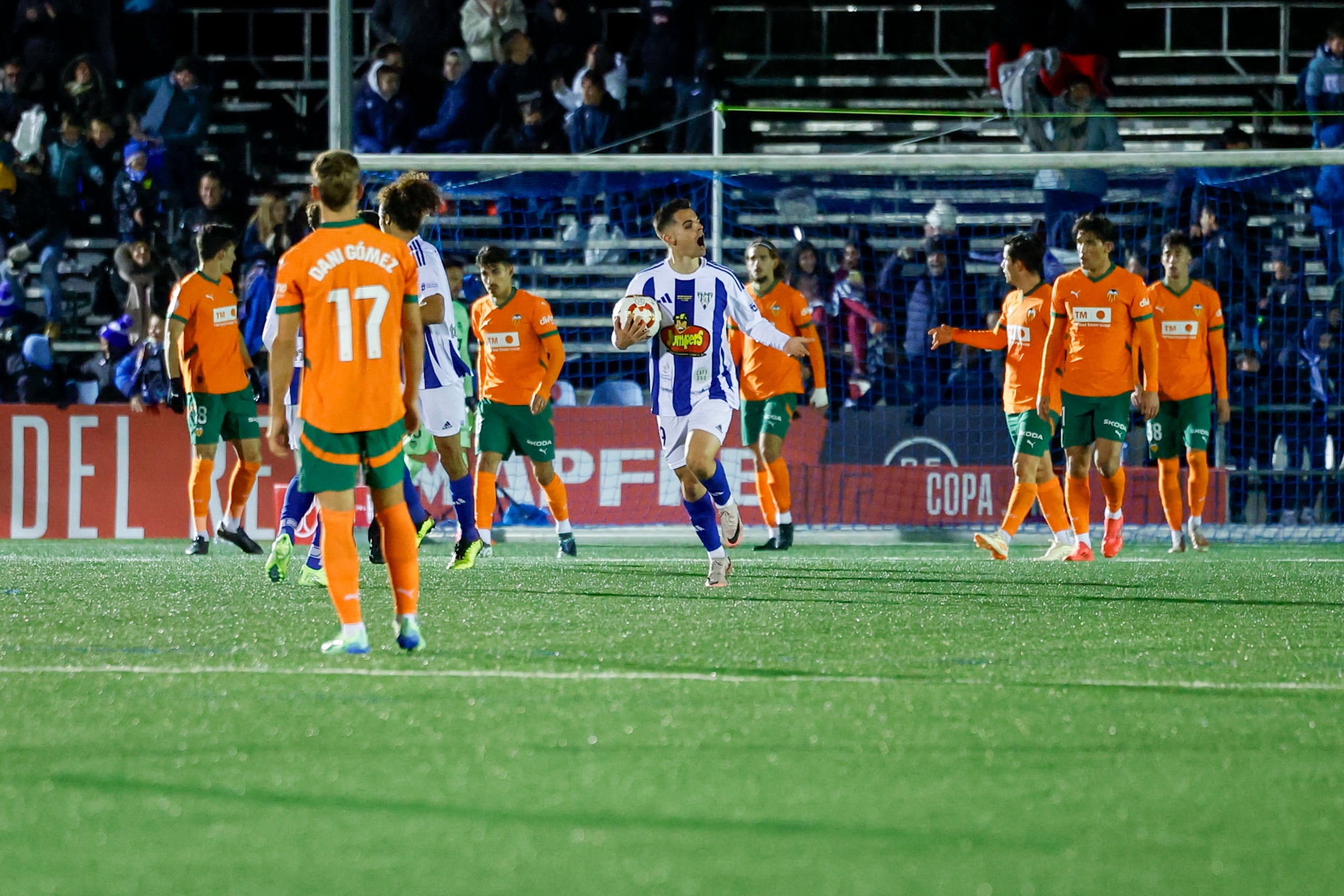 EJEA DE LOS CABALLEROS (ZARAGOZA), 04/12/2024.- Los jugadores del Ejea tras conseguir el primer gol de su equipo durante el encuentro correspondiente a la segunda ronda de la Copa del Rey que disputan hoy miércoles Ejea y Valencia en el antiguo campo de Fútbol Luchán, en la localidad aragonesa. EFE / Javier Cebollada.
