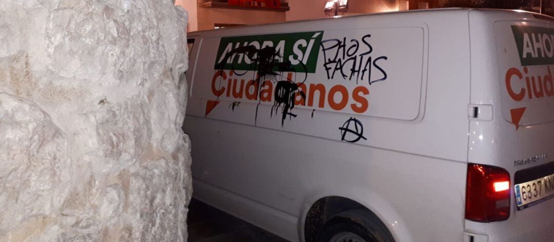 Pintadas aparecidas en la furgoneta de Ciudadanos en Torredelcampo.