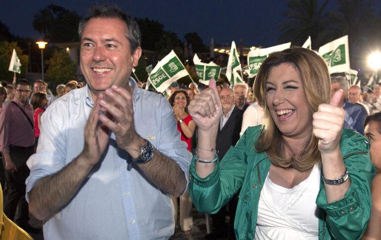 GRA558. SEVILLA. 22/05/2015.- La secretaria general del PSOE de Andalucía, Susana Díaz (d), y el candidato socialista a la alcaldía de Sevilla, Juan Espadas (i), durante el acto electoral de cierre de campaña que los socialistas celebran en Sevilla. EFE/José Manuel Vidal